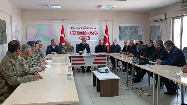 Bakan Akar, depremin vurduğu İslahiye ve Nurdağı'nı ziyaret etti