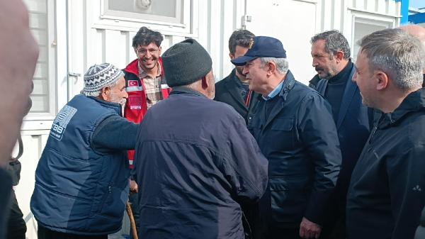 Bakan Akar, depremin vurduğu İslahiye ve Nurdağı'nı ziyaret etti