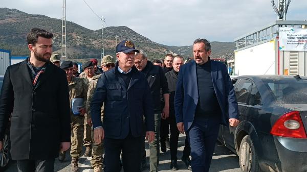 Bakan Akar, depremin vurduğu İslahiye ve Nurdağı'nı ziyaret etti