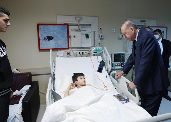 Cumhurbaşkanı Erdoğan, Aleyna'yı hastanede ziyaret etti