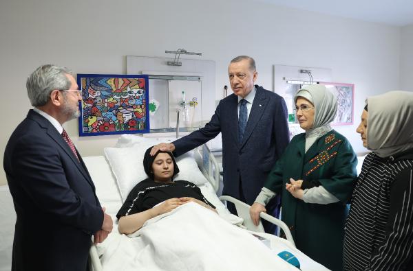 Cumhurbaşkanı Erdoğan, Aleyna'yı hastanede ziyaret etti