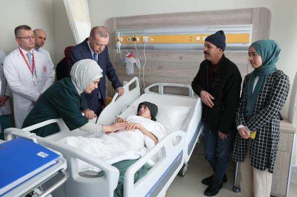 Cumhurbaşkanı Erdoğan, Aleyna'yı hastanede ziyaret etti