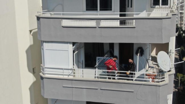 Yıkılması an meselesi binadaki eşyaları taşıyan hurdacıdan akılalmaz sözler