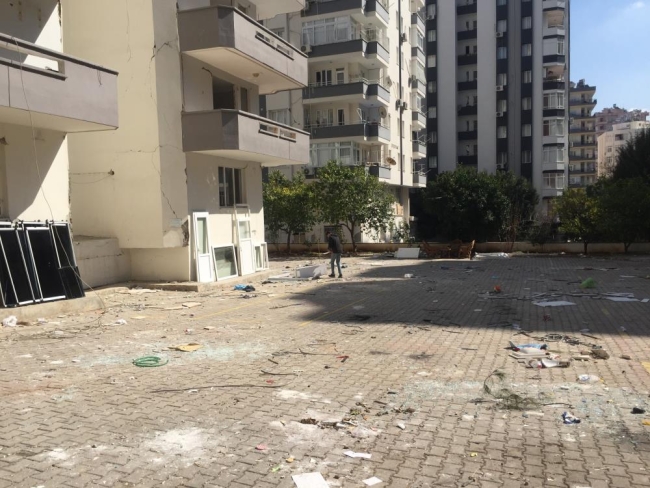 Yıkılması an meselesi binadaki eşyaları taşıyan hurdacıdan akılalmaz sözler