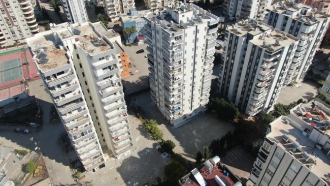 Yıkılması an meselesi binadaki eşyaları taşıyan hurdacıdan akılalmaz sözler