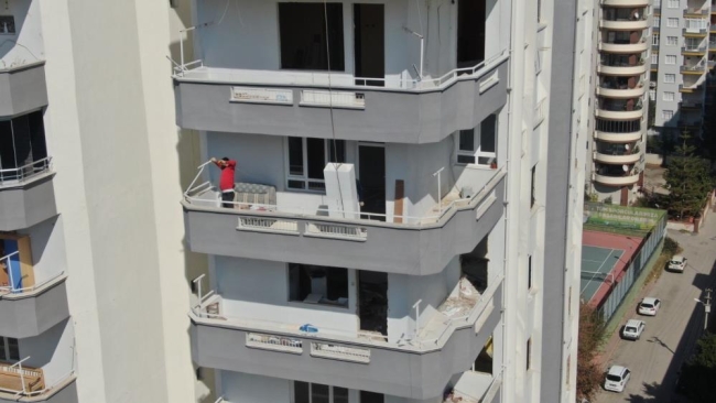 Yıkılması an meselesi binadaki eşyaları taşıyan hurdacıdan akılalmaz sözler