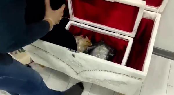 Çeyiz sandığından paketlere zehir çıktı