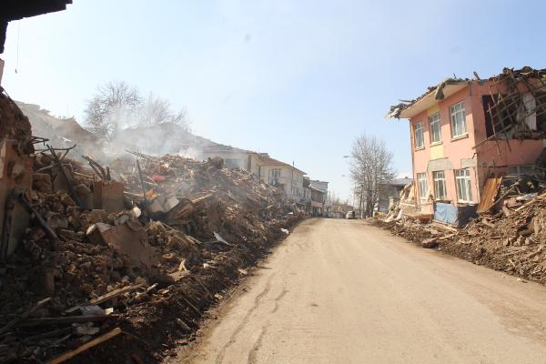 Depremde yıkılan binanın enkazından 18 gündür duman yükseliyor