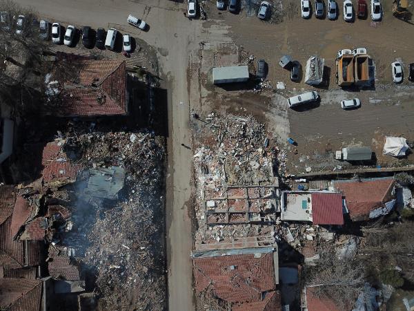 Depremde yıkılan binanın enkazından 18 gündür duman yükseliyor