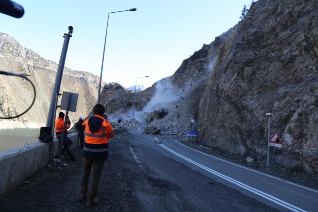 Heyelan bölgesi için profesyonel dağcılar bölgede çalışma başlattı