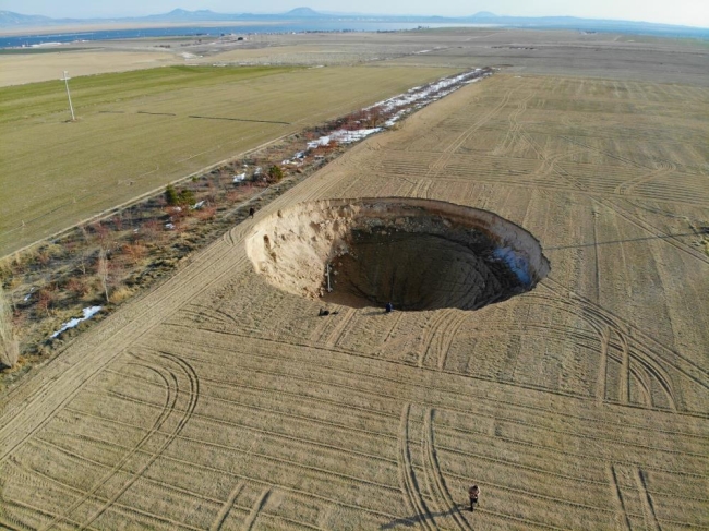 İki fay arasında 37 metre çapında obruk oluştu