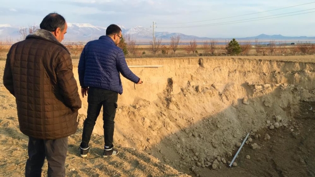 İki fay arasında 37 metre çapında obruk oluştu