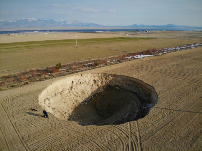İki fay arasında 37 metre çapında obruk oluştu