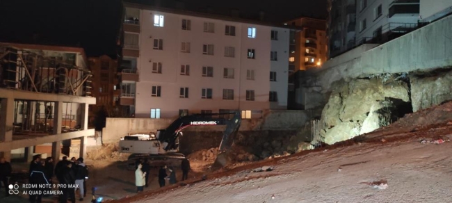 İstinat duvarı çöktü: 2 apartman tahliye edildi