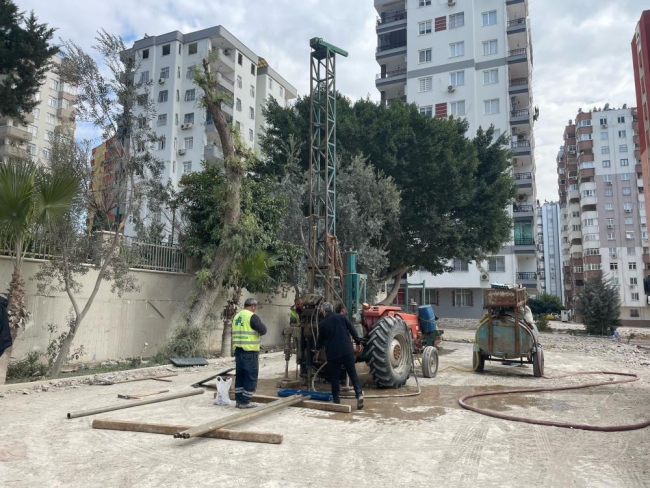 Adana'da yıkılan binaların zemininden örnekler alınıyor