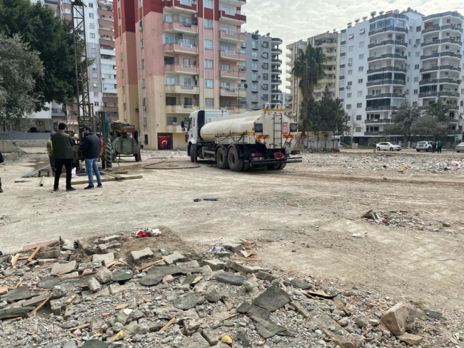Adana'da yıkılan binaların zemininden örnekler alınıyor