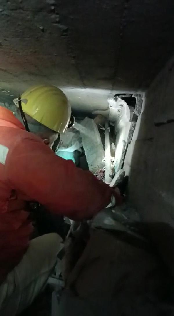 Enkazdan hayatını kaybeden kızının akıllı saati kurtardı