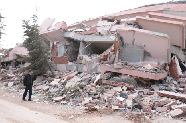 Depremde yıkılan evinden bir an olsun ayrılmıyor
