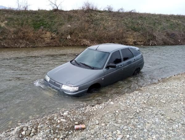 Bursa'da dereye düşen aracını çıkaramayınca bırakıp gitti