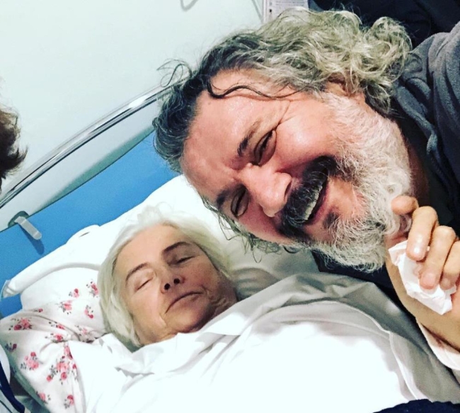Ünlü yönetmenden annesine duygulandıran veda