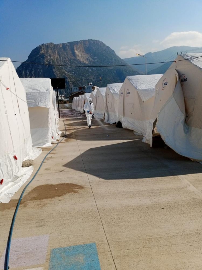 Deprem bölgesi hastalık ve haşere oluşumuna karşı ilaçlanıyor