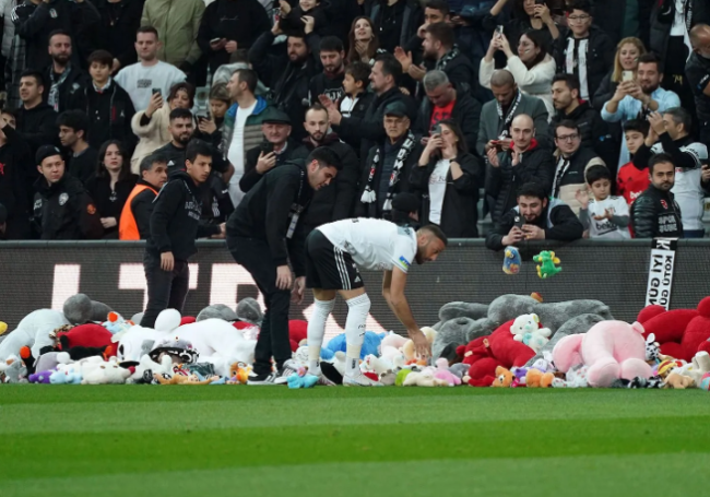 Beşiktaşlı taraftarlar sahaya oyuncak yağdırdı!