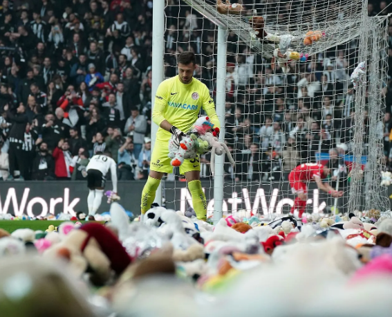 Beşiktaşlı taraftarlar sahaya oyuncak yağdırdı!