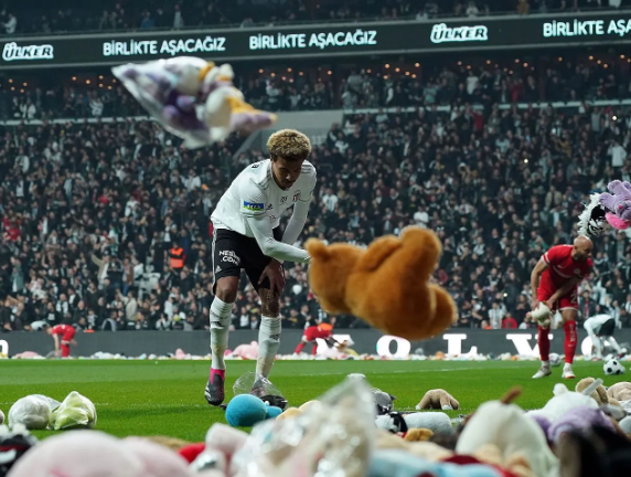 Beşiktaşlı taraftarlar sahaya oyuncak yağdırdı!