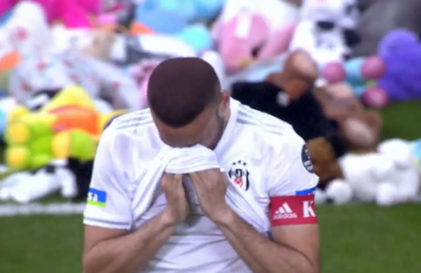 Beşiktaşlı taraftarlar sahaya oyuncak yağdırdı!