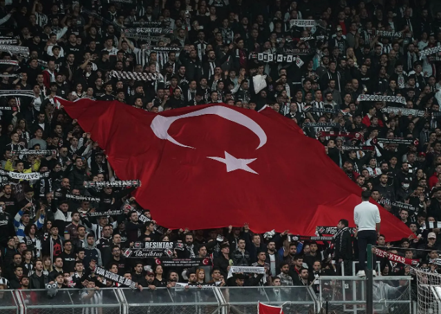 Beşiktaşlı taraftarlar sahaya oyuncak yağdırdı!