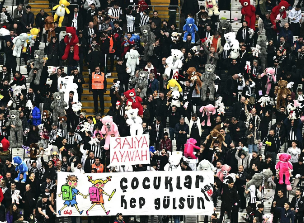 Beşiktaşlı taraftarlar sahaya oyuncak yağdırdı!