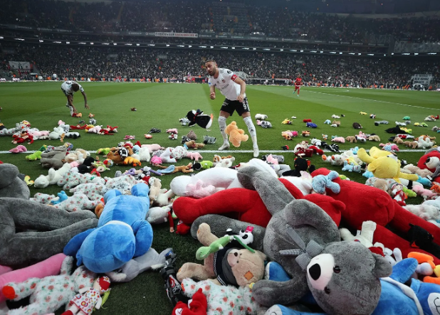 Beşiktaşlı taraftarlar sahaya oyuncak yağdırdı!
