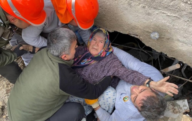 Depremin simge görüntüsü olmuştu: Ekibi ağlatan buluşma