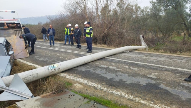 Bursa'da araç, elektrik direğini devirdi