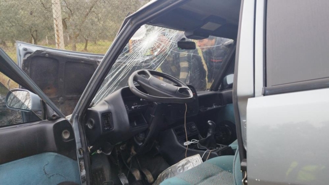 Bursa'da araç, elektrik direğini devirdi