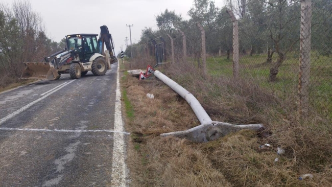 Bursa'da araç, elektrik direğini devirdi