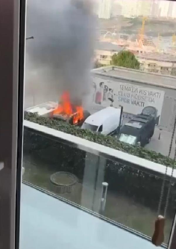 Çakmakla oynayan çocuk, üç aracın yanmasına neden oldu