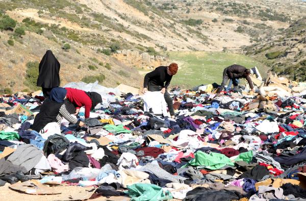 Büyük ayıp: Depremzedelere giden kıyafetleri yol kenarına attılar