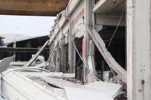 Hasar gören fabrika yerle bir oldu: Ölü ve yaralılar var