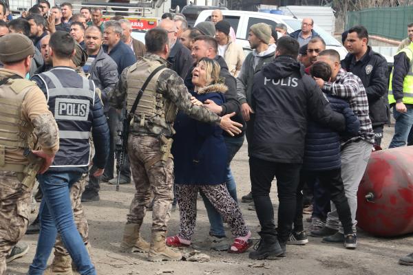 Hasar gören fabrika yerle bir oldu: Ölü ve yaralılar var