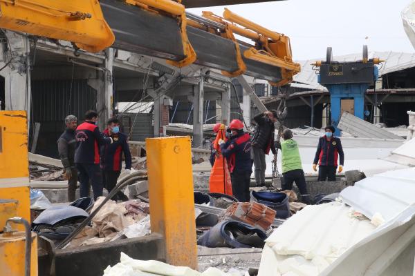 Hasar gören fabrika yerle bir oldu: Ölü ve yaralılar var
