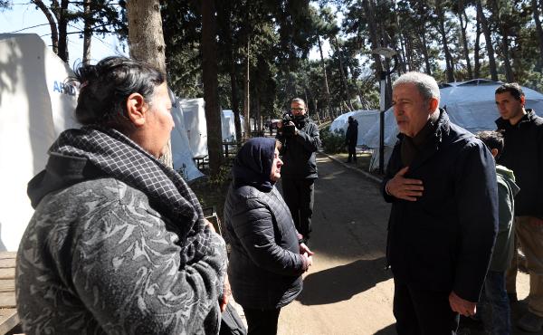 Bakan Akar'dan depremzedelere ziyaret
