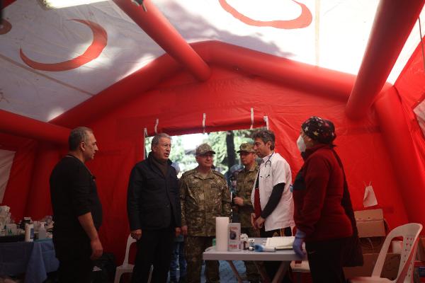 Bakan Akar'dan depremzedelere ziyaret