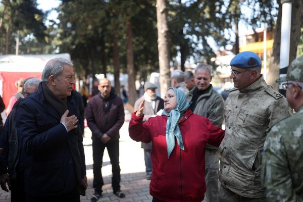 Bakan Akar'dan depremzedelere ziyaret
