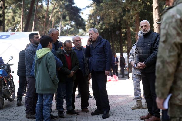 Bakan Akar'dan depremzedelere ziyaret