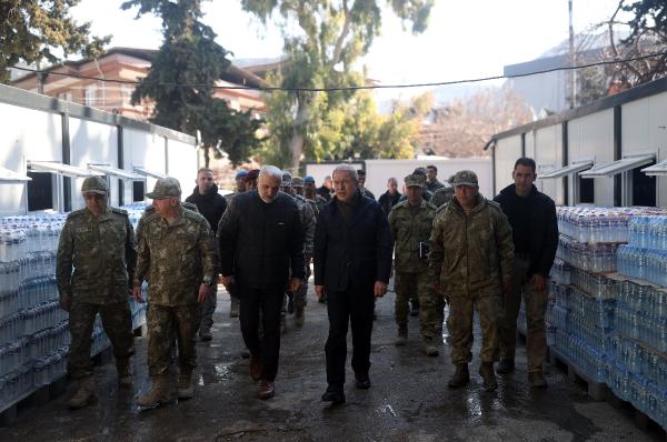 Bakan Akar'dan depremzedelere ziyaret