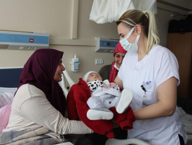 Depremzede anne, 2 aylık bebeğine 20 gün sonra kavuştu