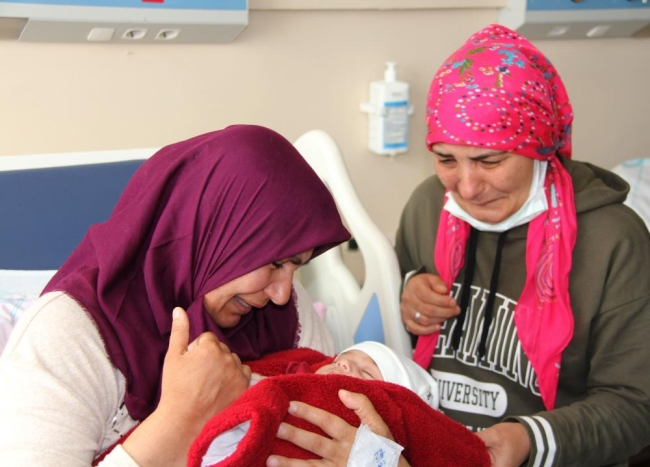 Depremzede anne, 2 aylık bebeğine 20 gün sonra kavuştu