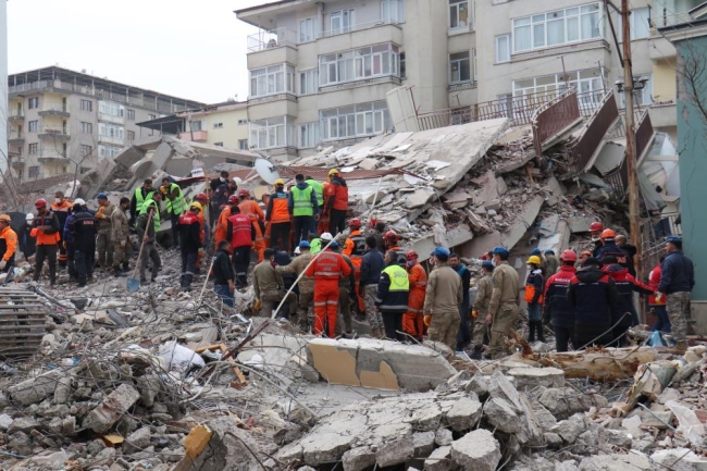 Enkaz altında kalanları arama kurtarma çalışmaları sürüyor