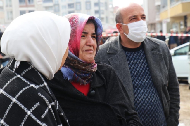 Enkaz altında kalanları arama kurtarma çalışmaları sürüyor